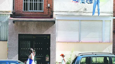 La pareja, que tiene dos hijos de un año y 25 días, vive en la calle Biosca, en el distrito de Hortaleza