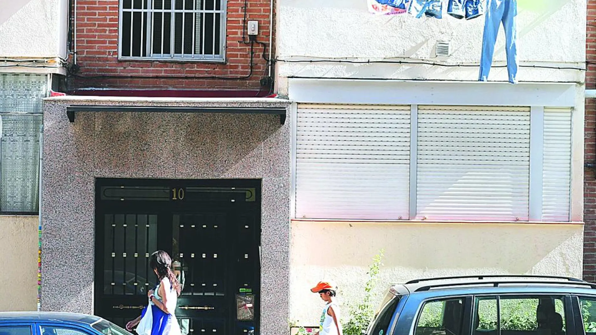 La pareja, que tiene dos hijos de un año y 25 días, vive en la calle Biosca, en el distrito de Hortaleza