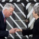 El jefe negociador de la UE Michel Barnier besa la mano de la primera ministra británica, Theresa May, en Bruselas