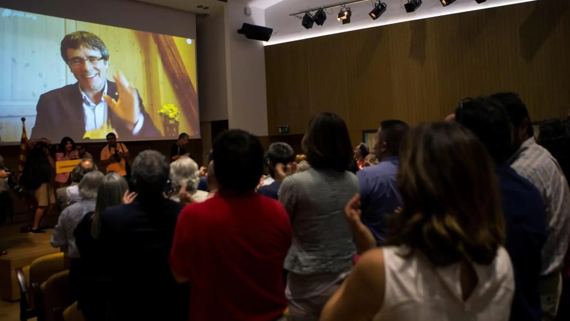 Carles Puigdemont, a través de videoconferencia desde Alemania, recibe un aplauso tras presentar Crida Nacional per la República, una nueva formación política. EFE/Quique García