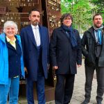 Generalitat Carles Puigdemont, Toni Comín y Clara Ponsatí junto al abogado Aamer Anwar en Schengen/Efe/Lara Malvesí