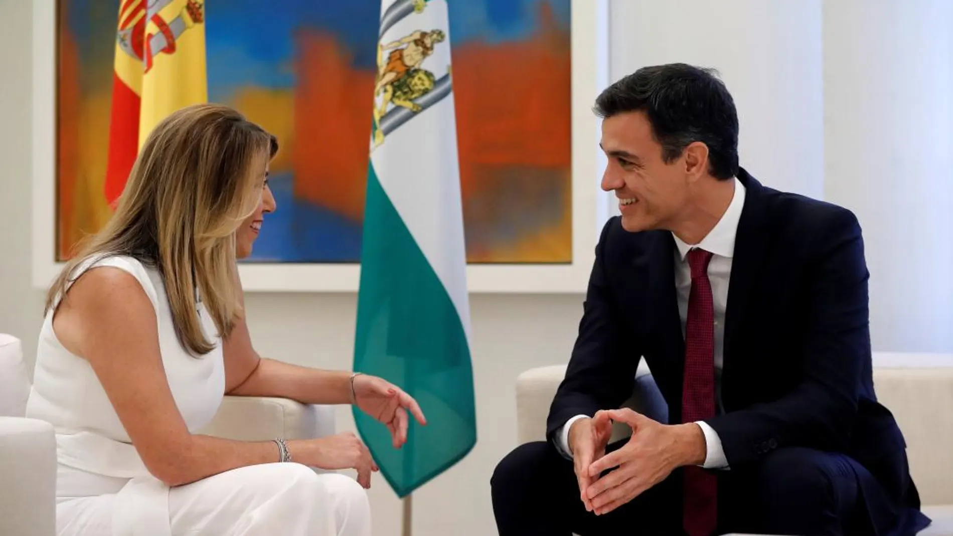 El presidente del Gobierno, Pedro Sánchez, y la presidenta de la Junta de Andalucía, Susana Díaz, iz., durante la reunión que mantuvieron hoy en el Palacio de La Moncloa / Efe