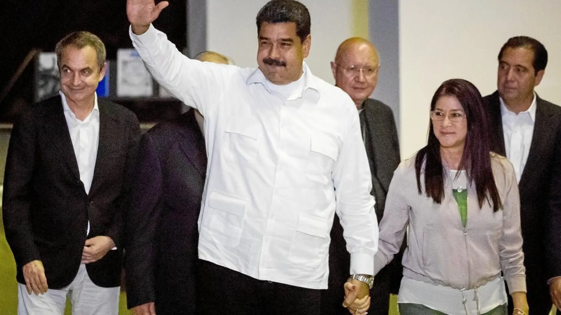 Zapatero asistió al primer encuentro entre Maduro y la oposición