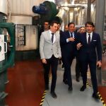 Los consejeros de Fomento y Medio Ambiente, Juan Carlos Suárez-Quiñones, y Sanidad, Antonio María Sáez, observan una de las calderas de la red de calor por biomasa de la Universidad de Valladolid