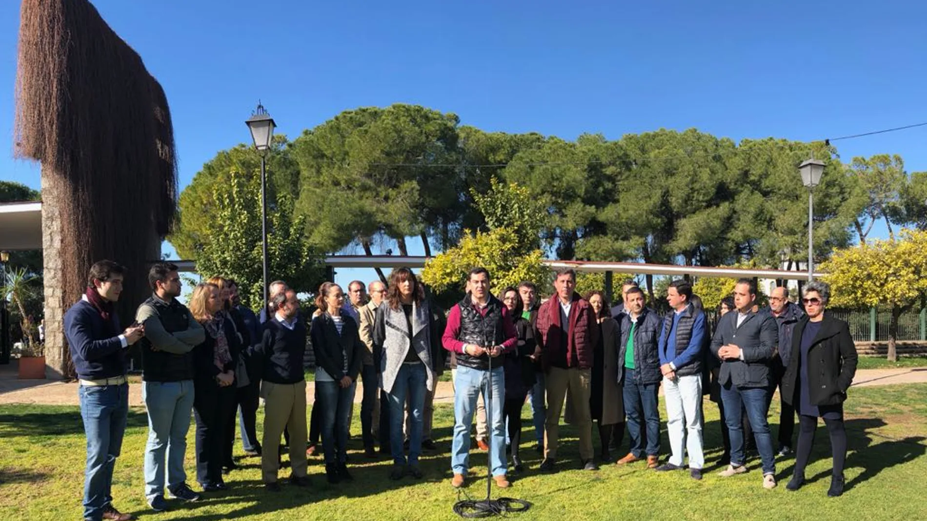 Juanma Moreno presidió una reunión del Ágora Rural en Pilas (Sevilla)