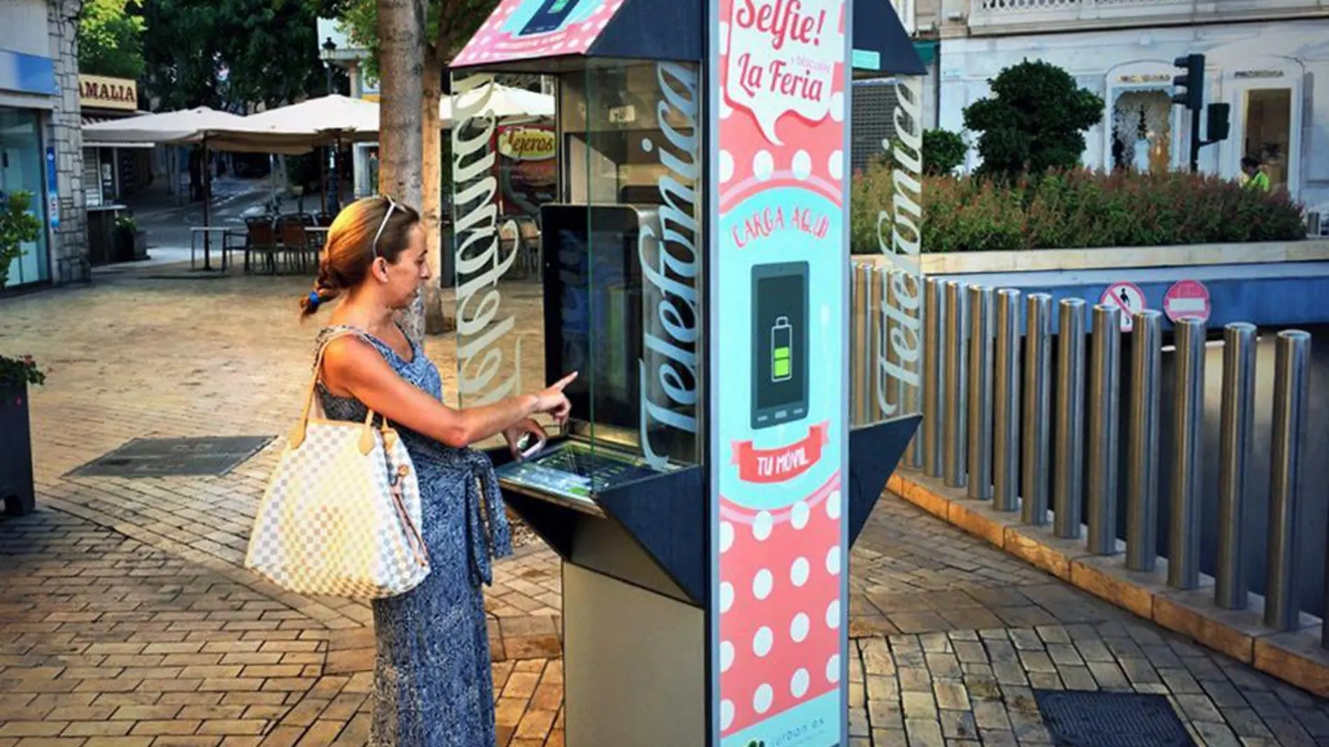Telefónica y la startup iUrban están transformando las tradicionales cabinas telefónicas en oficinas turísticas portátiles que sirven también como puntos de recarga del móvil.