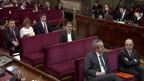 Jordi Turull, exportavoz y exconsejero de la presidencia (d), y el exconsejero de Interior Joaquim Forn (i), durante la sesión celebrada hoy en el Tribunal Supremo