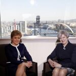 Nicola Sturgeon, junto a Theresa May