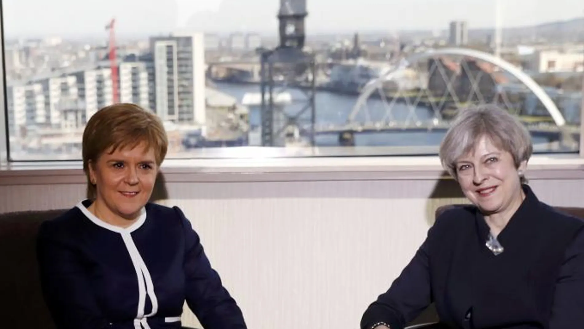 Nicola Sturgeon, junto a Theresa May