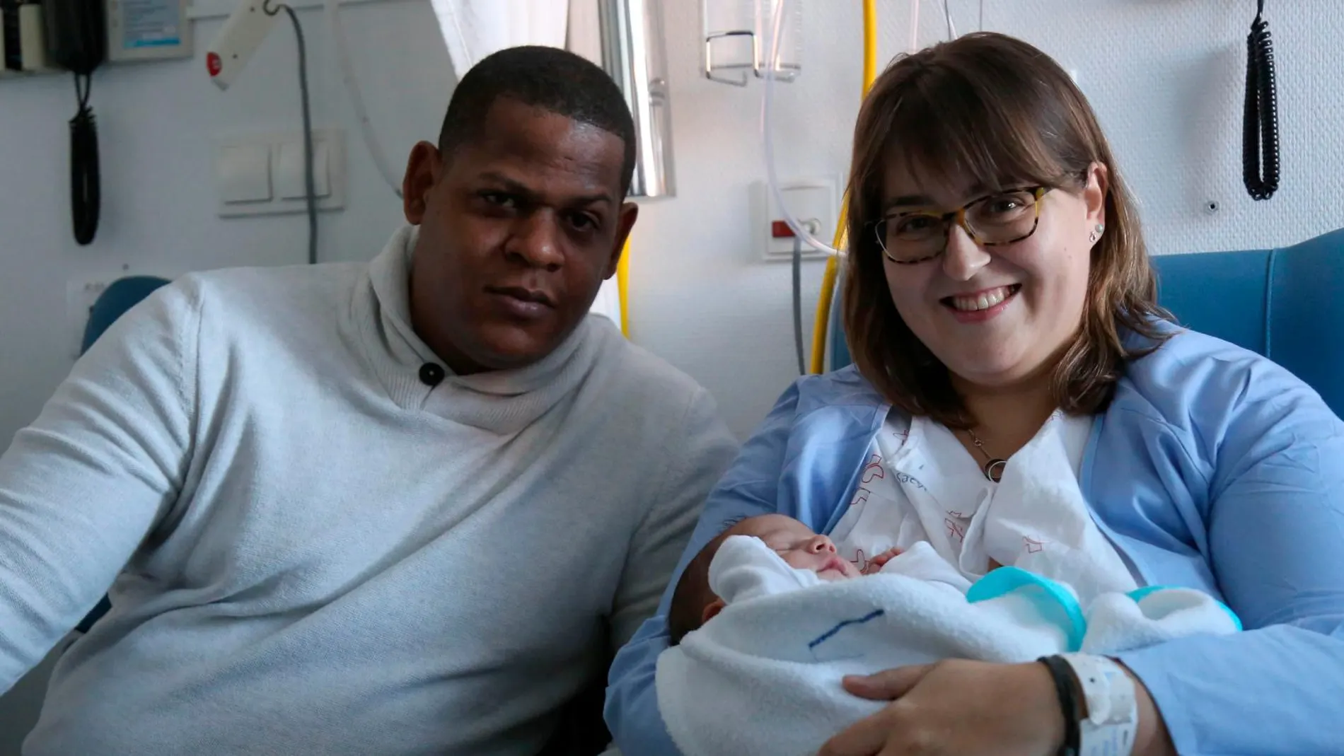 Los padres, Julio y Sonia, posan con su bebé, Javier