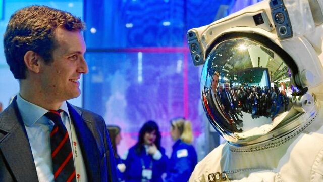 Pablo Casado visitó ayer el Mobile de Barcelona y presentó su propuesta para acabar con la «discriminación» del castellano en Cataluña y que todos los españoles tengan «las mismas oportunidades»