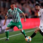 Gonzalo Guedes, del Valencia disputa un balón con Joaquín, mediopunta del Betis / Efe