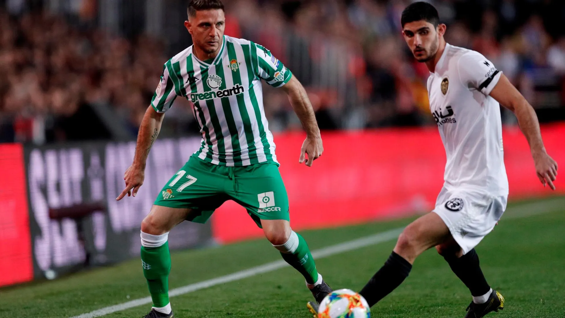 Gonzalo Guedes, del Valencia disputa un balón con Joaquín, mediopunta del Betis / Efe