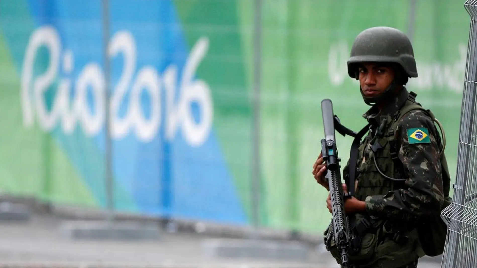 Un soldado del Ejército brasileño hace guardia ante una instalación olímpica de los Juegos de Río.