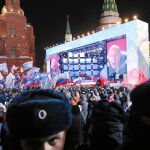 Sin esperar a los resultados oficiales, los simpatizantes del presidente ruso se concentran anoche junto a la Plaza Roja para celebrar su reelección