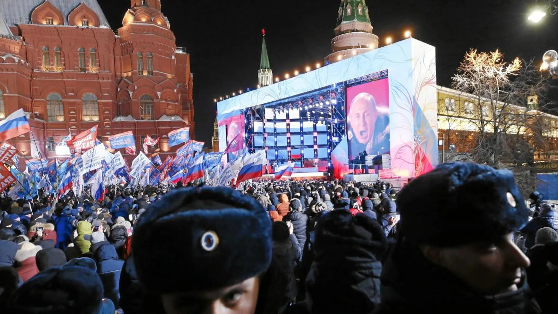 Sin esperar a los resultados oficiales, los simpatizantes del presidente ruso se concentran anoche junto a la Plaza Roja para celebrar su reelección