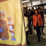 La ministra de Defensa, Margarita Robles, durante su recorrido por la exposición "175 años de nuestra bandera". © Alberto R. Roldan