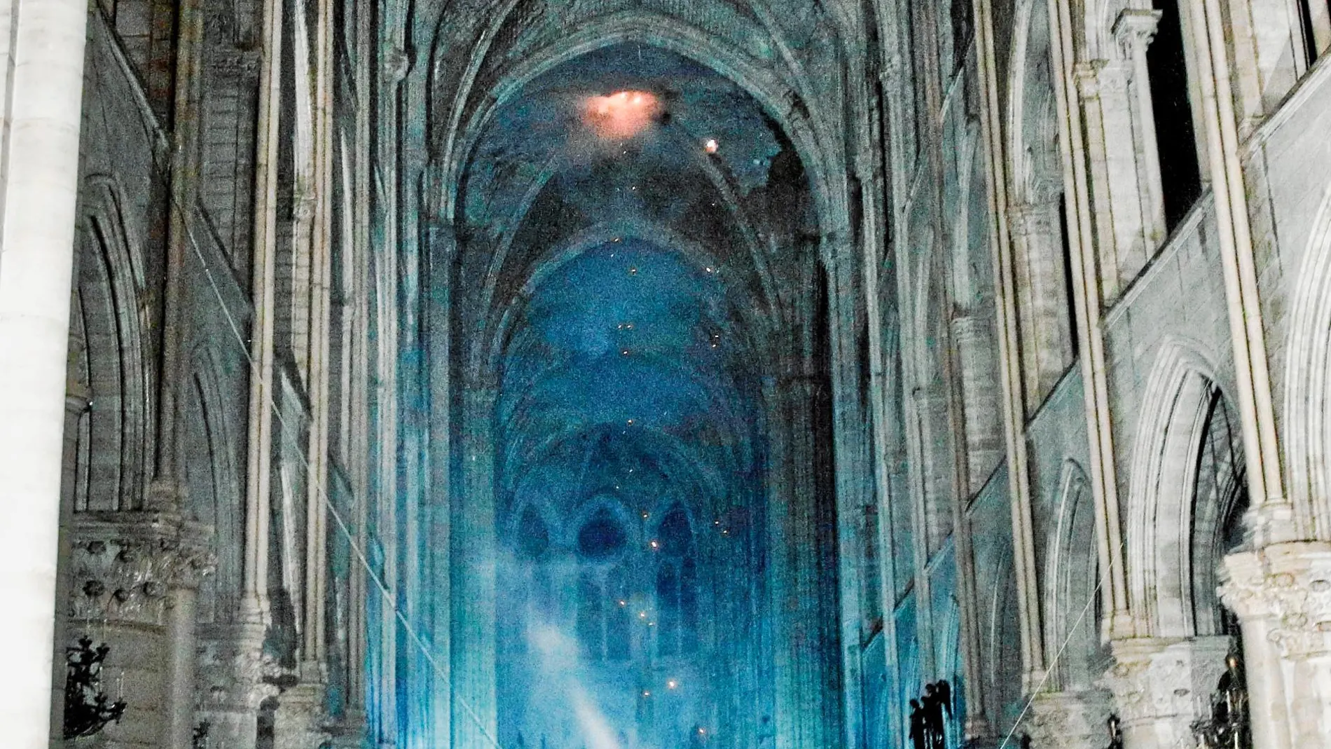 El corazón de Francia calcinado. Así amaneció ayer el interior de la catedral de Notre Dame tras ser devorado por las llamas