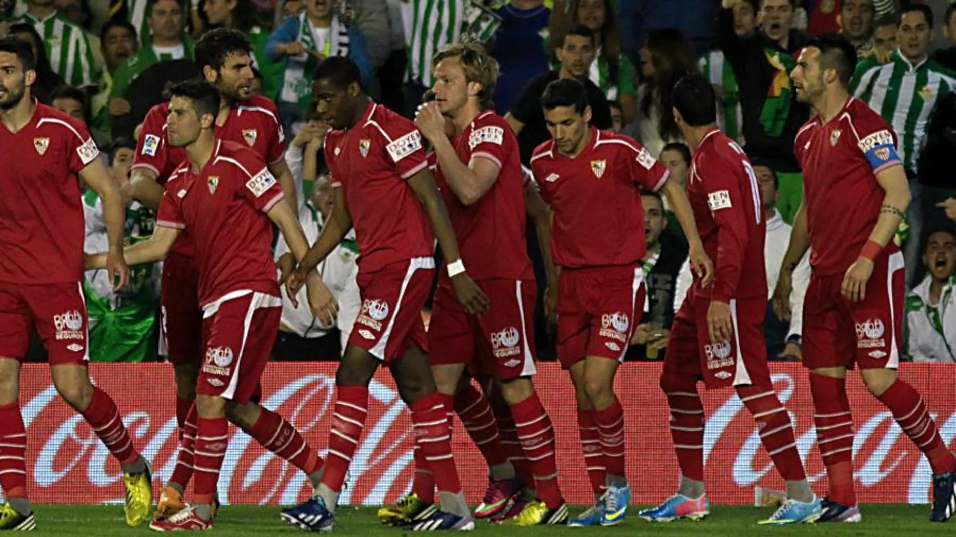 El centrocampista croata del Sevilla CF, Ivan Rakitic (4d), celebra su gol, primero de su equipo