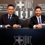 Bartomeu y Messi, durante la firma del último contrato del argentino