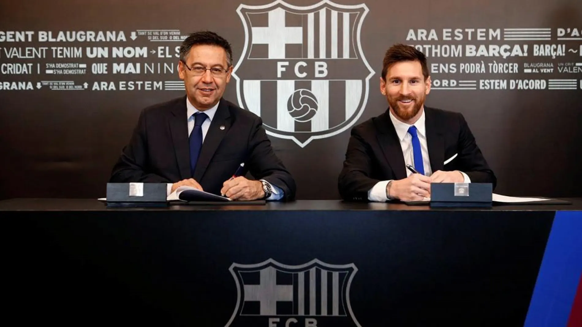 Bartomeu y Messi, durante la firma del último contrato del argentino