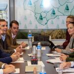 El presidente del PP-A, Juanma Moreno, a la derecha, mantuvo ayer una reunión con la Junta Directiva de Asaja Andalucía (Foto: Manuel Olmedo)
