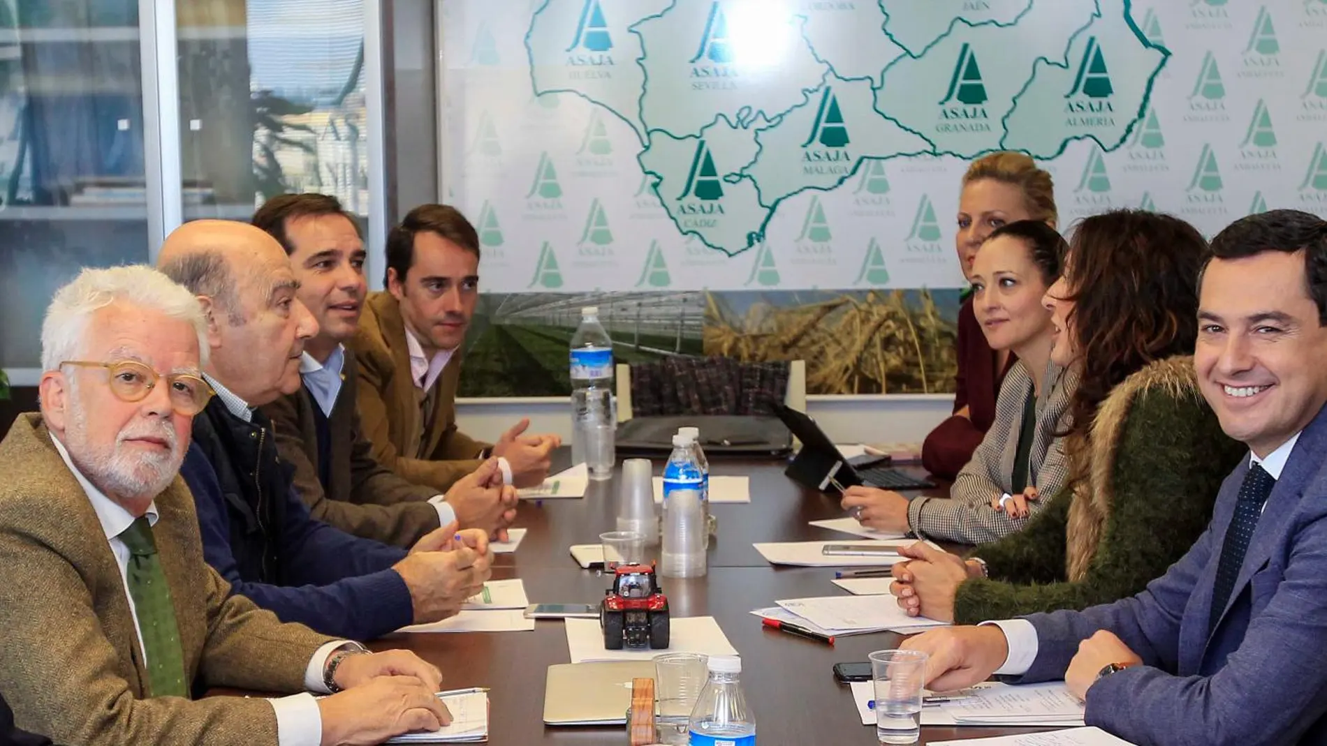 El presidente del PP-A, Juanma Moreno, a la derecha, mantuvo ayer una reunión con la Junta Directiva de Asaja Andalucía (Foto: Manuel Olmedo)