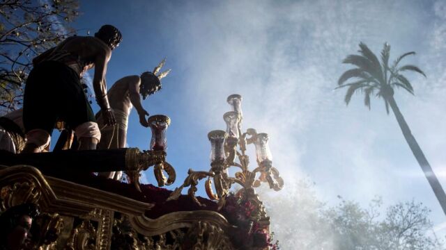 La imagen del Cristo de la Victoria de la Hermandad de Los Mutilados procesionan por las calles de Huelva durante el Domingo de Ramos