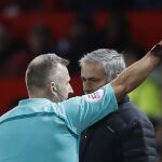 El entrenador del Manchester United, Jose Mourinho fue expulsado por el colegiado Jonathan Moss