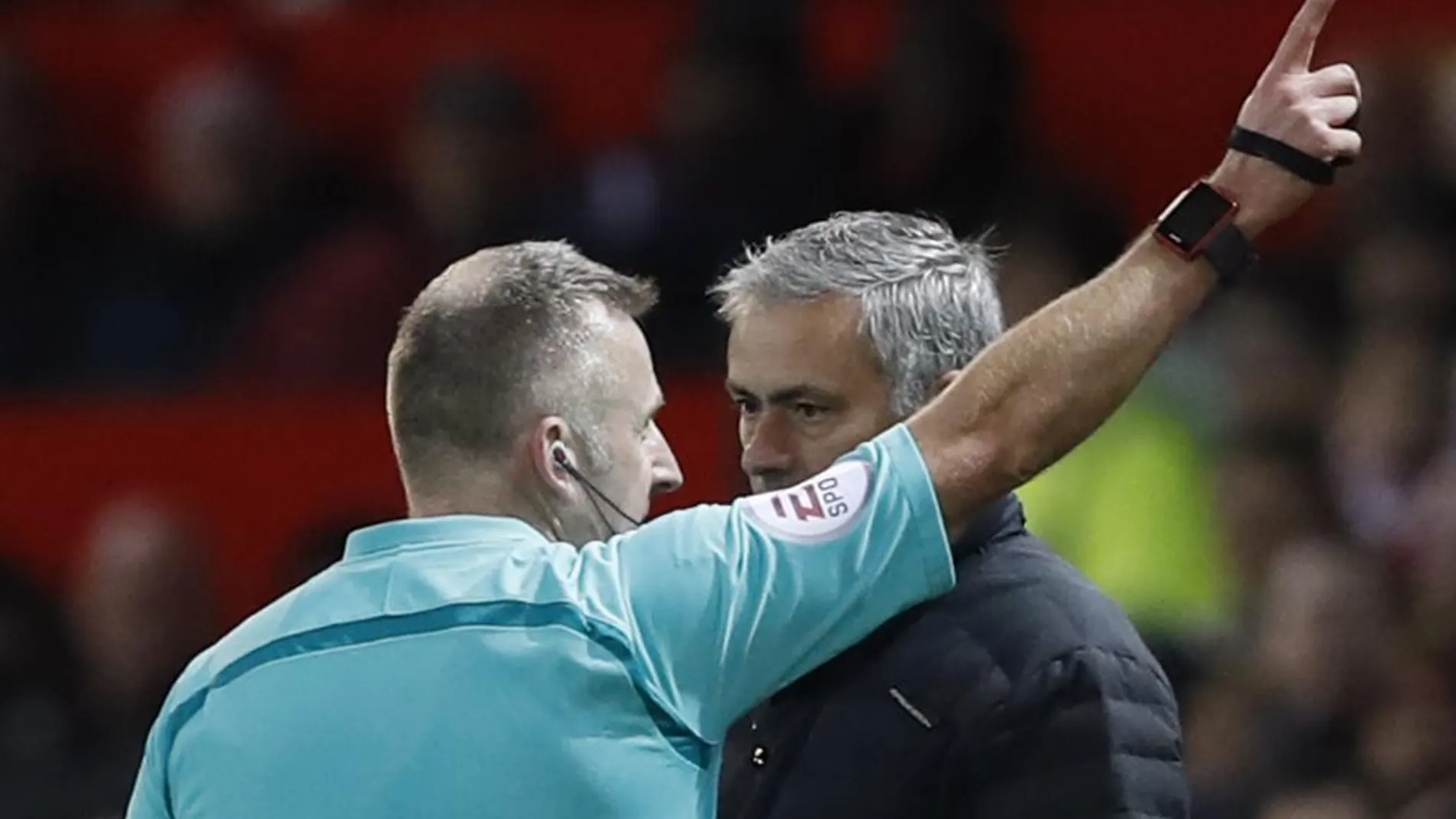 El entrenador del Manchester United, Jose Mourinho fue expulsado por el colegiado Jonathan Moss