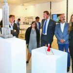Óscar Puente y Cristina Fontaneda, junto a la comisaria y arquitectos participantes en la exposición