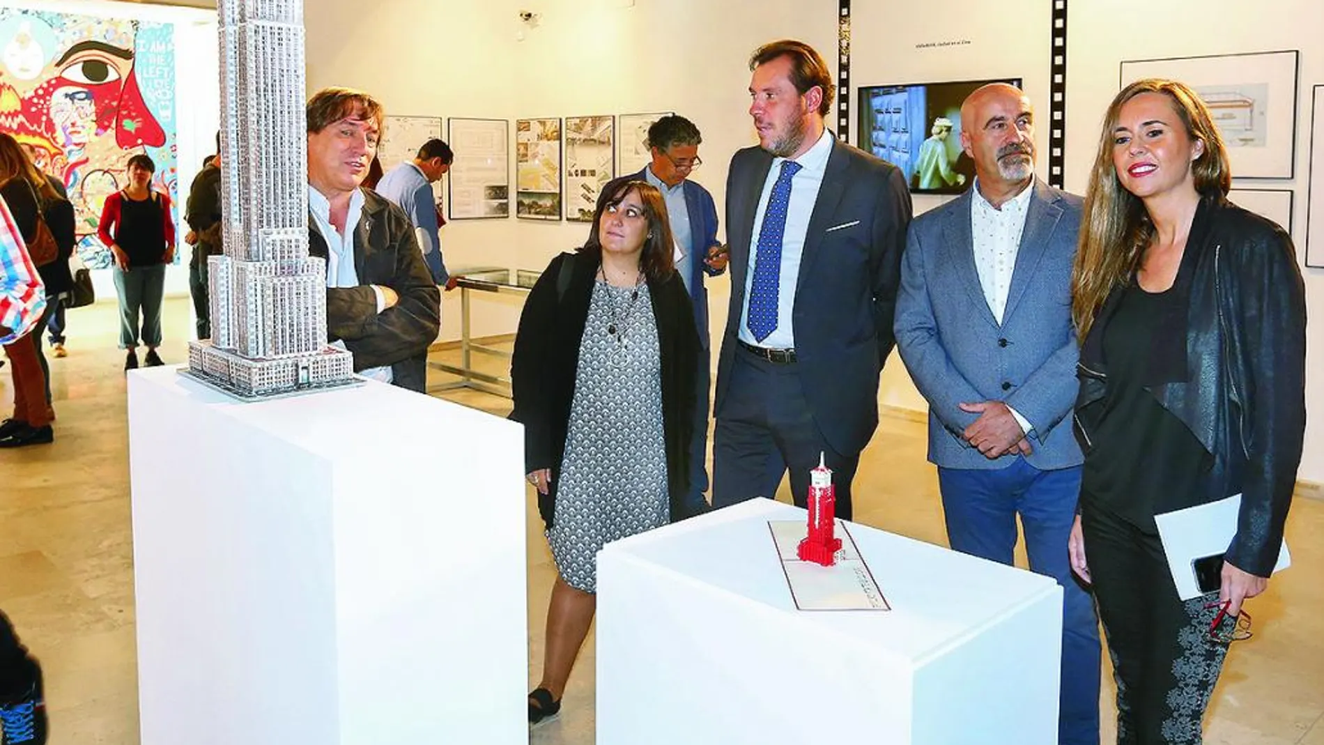 Óscar Puente y Cristina Fontaneda, junto a la comisaria y arquitectos participantes en la exposición