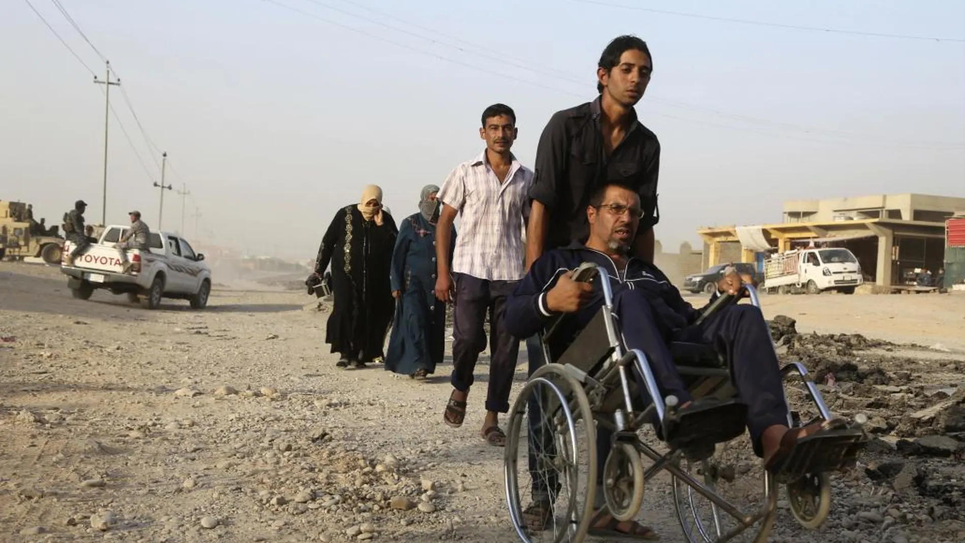 Desplazados huyen de Mosul por los combates entre las fuerzas iraquíes y los miembros del Estado Islámico.