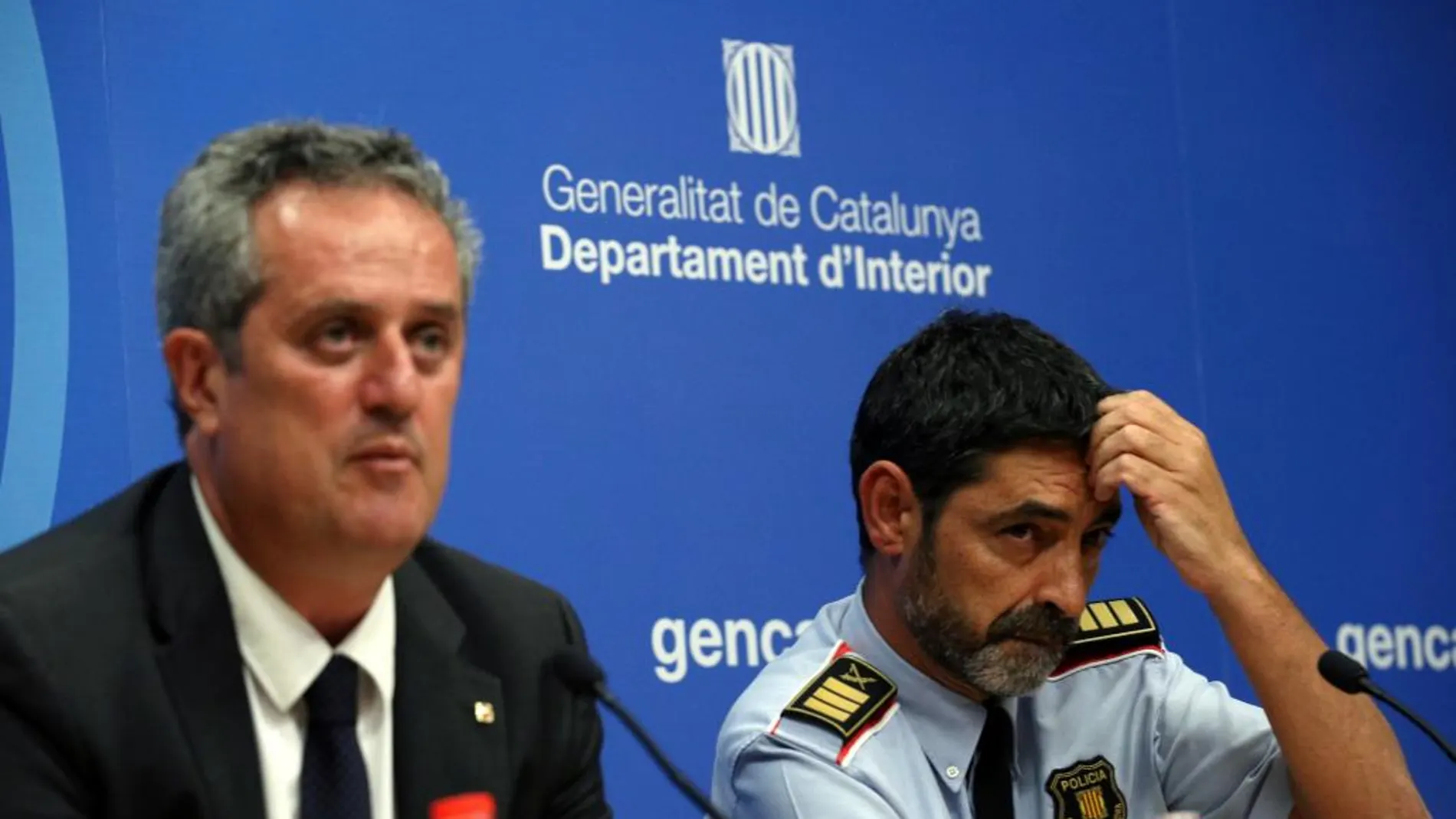 El conseller de Interior, Joaquim Forn (L) y el jefe de los Mossos, Josep Lluis Trapero.