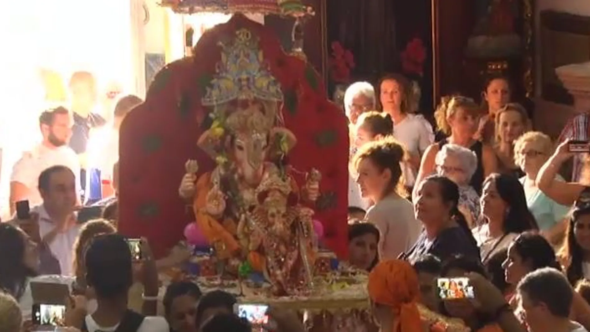 La imagen del Dios hindú entrando en el santuario de la Virgen de África.