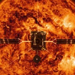 Reproducción simulada de Solar Orbiter delante de un tormentoso Sol