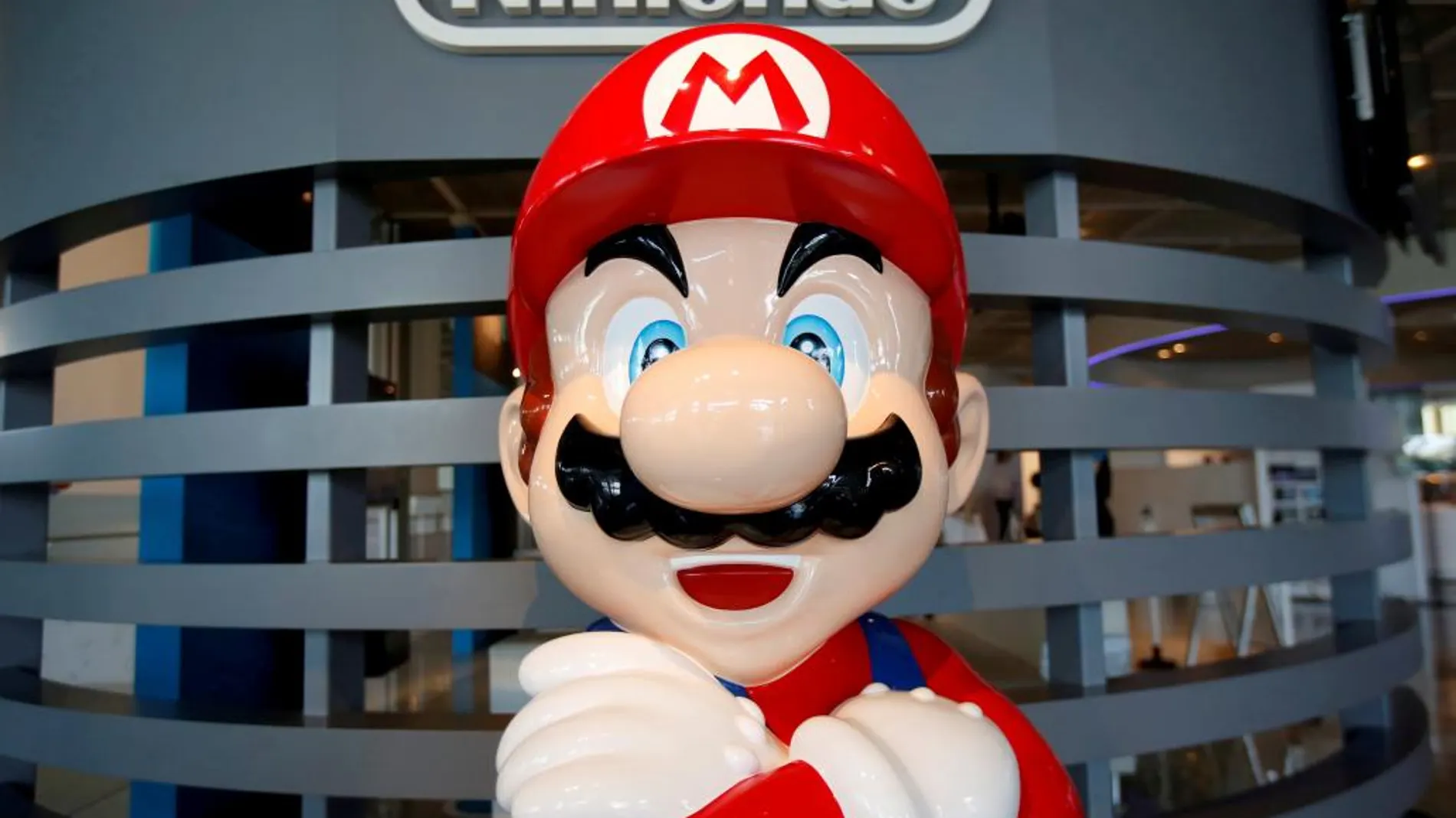 El logo de Mario en una tienda de Nintendo en Japón