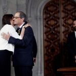 Quim Torra (c) saluda a su esposa, Carola Miró (i), ante el presidente del Parlament, Roger Torrent (d), tras tomar posesión de su cargo como presidente de la Generalitat / Efe