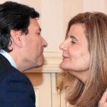 El consejero de Empleo, Carlos Fernández Carriedo, saluda a la ministra Fátima Báñez, al inicio de su encuentro.