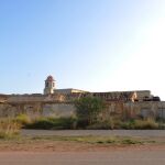 Las cubiertas de las viviendas auxiliares del monasterio de San Ginés de la Jara están totalmente abandonadas después de que se haya restaurado solo uno de los tejados con el consiguiente peligro para el conjunto. LA RAZÓN