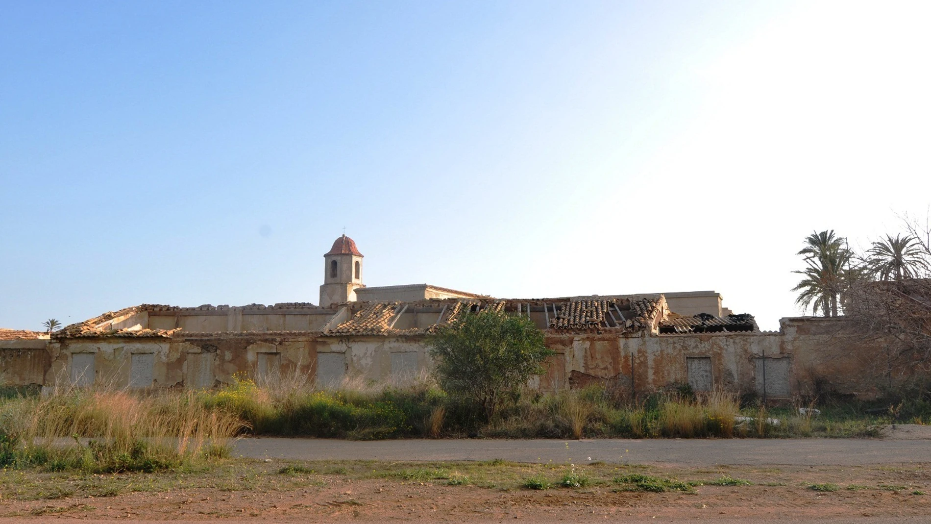 Las cubiertas de las viviendas auxiliares del monasterio de San Ginés de la Jara están totalmente abandonadas después de que se haya restaurado solo uno de los tejados con el consiguiente peligro para el conjunto. LA RAZÓN