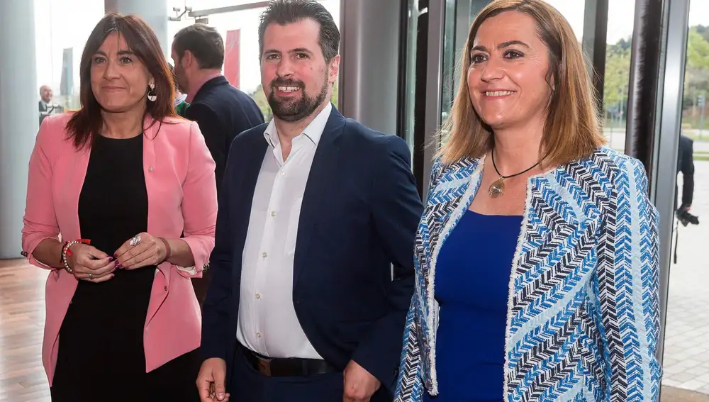 Luis Tudanca junto a Virginia Barcones y Ana Sánchez, a su llegada a los últimos Premios Castilla y León celebrados en 2019