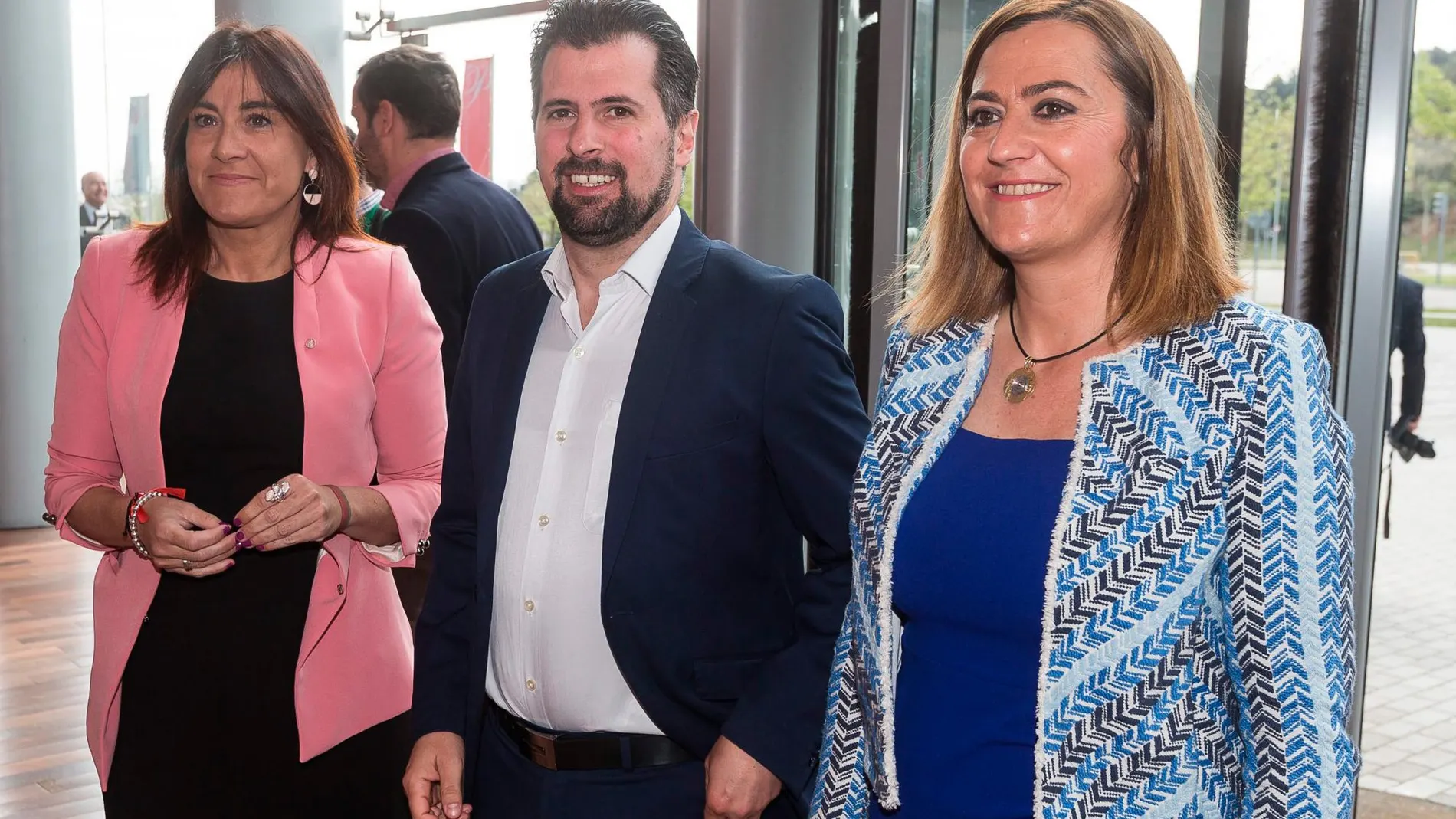 Luis Tudanca junto a Virginia Barcones y Ana Sánchez, a su llegada a los últimos Premios Castilla y León celebrados en 2019