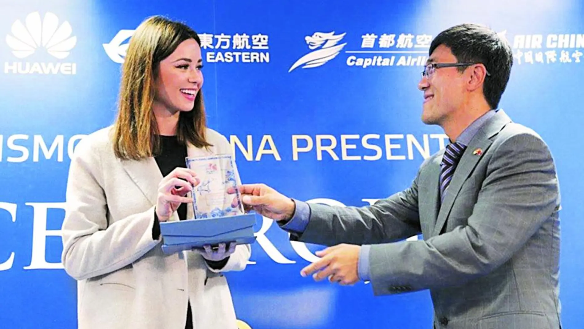 La actriz Dafne Fernández recibió el premio de embajadora de turismo de China, de manos de Zhang Zhiyun