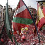 Ikurriña en el balcón del Ayuntamiento de Pamplona el 6 de julio de 2017. REUTERS/Joseba Etxaburu