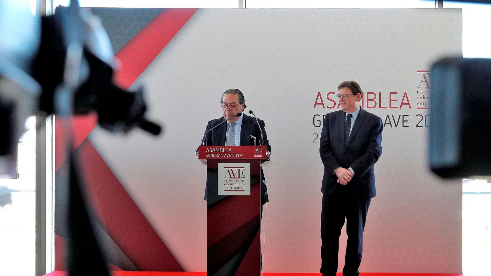 El presidente de la Generalitat, Ximo Puig, junto al líder de la Asociación Valenciana de Empresarios (AVE), Vicente Boluda, en una imagen de archivo