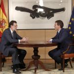 El presidente del Gobierno en funciones, Mariano Rajoy (i), y el líder de Ciudadanos, Albert Rivera, durante su reunión el pasado 3 de agosto