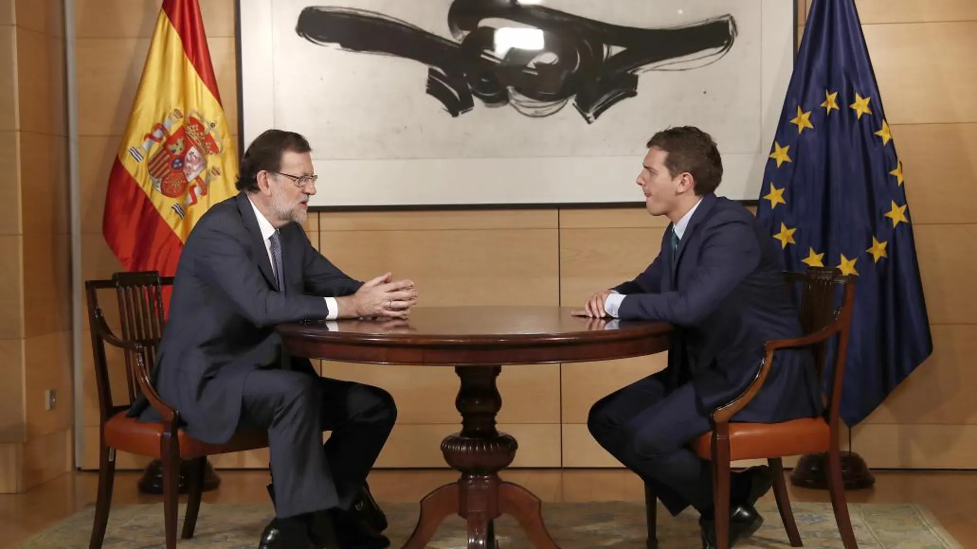El presidente del Gobierno en funciones, Mariano Rajoy (i), y el líder de Ciudadanos, Albert Rivera, durante su reunión el pasado 3 de agosto