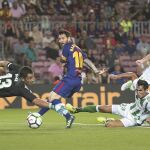 Deulofeu puso el balón desde la izquierda, Messi no lo tocó y fue Tosca el que, sin querer, marcó en su propia portería