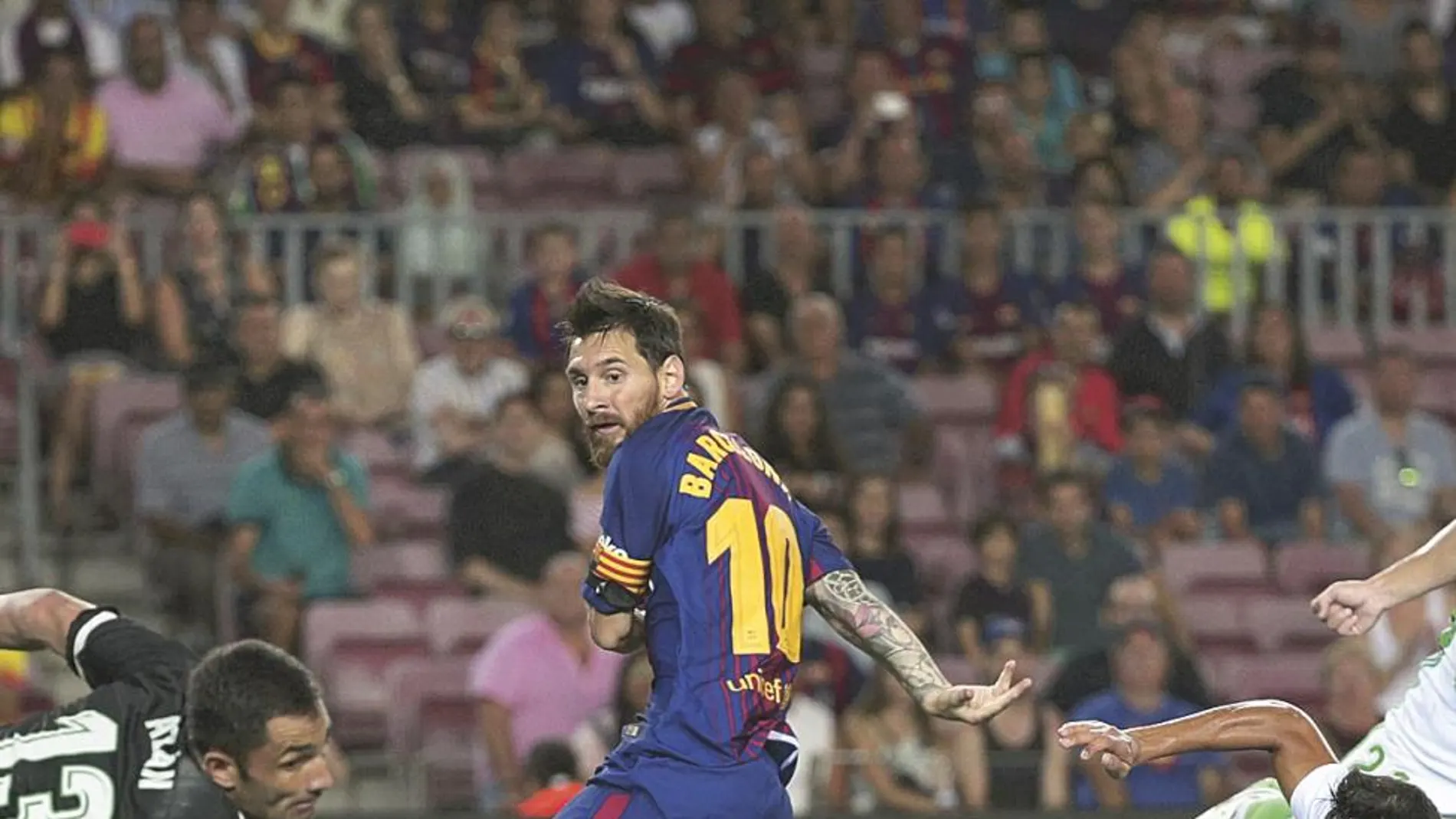 Deulofeu puso el balón desde la izquierda, Messi no lo tocó y fue Tosca el que, sin querer, marcó en su propia portería